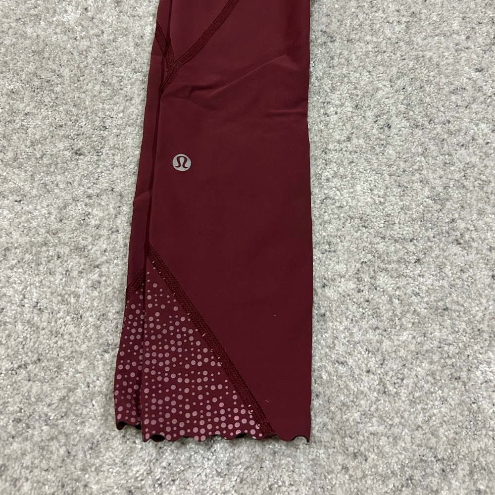 Lululemon Tight Stuff Scalloped 7/8 Leggings
